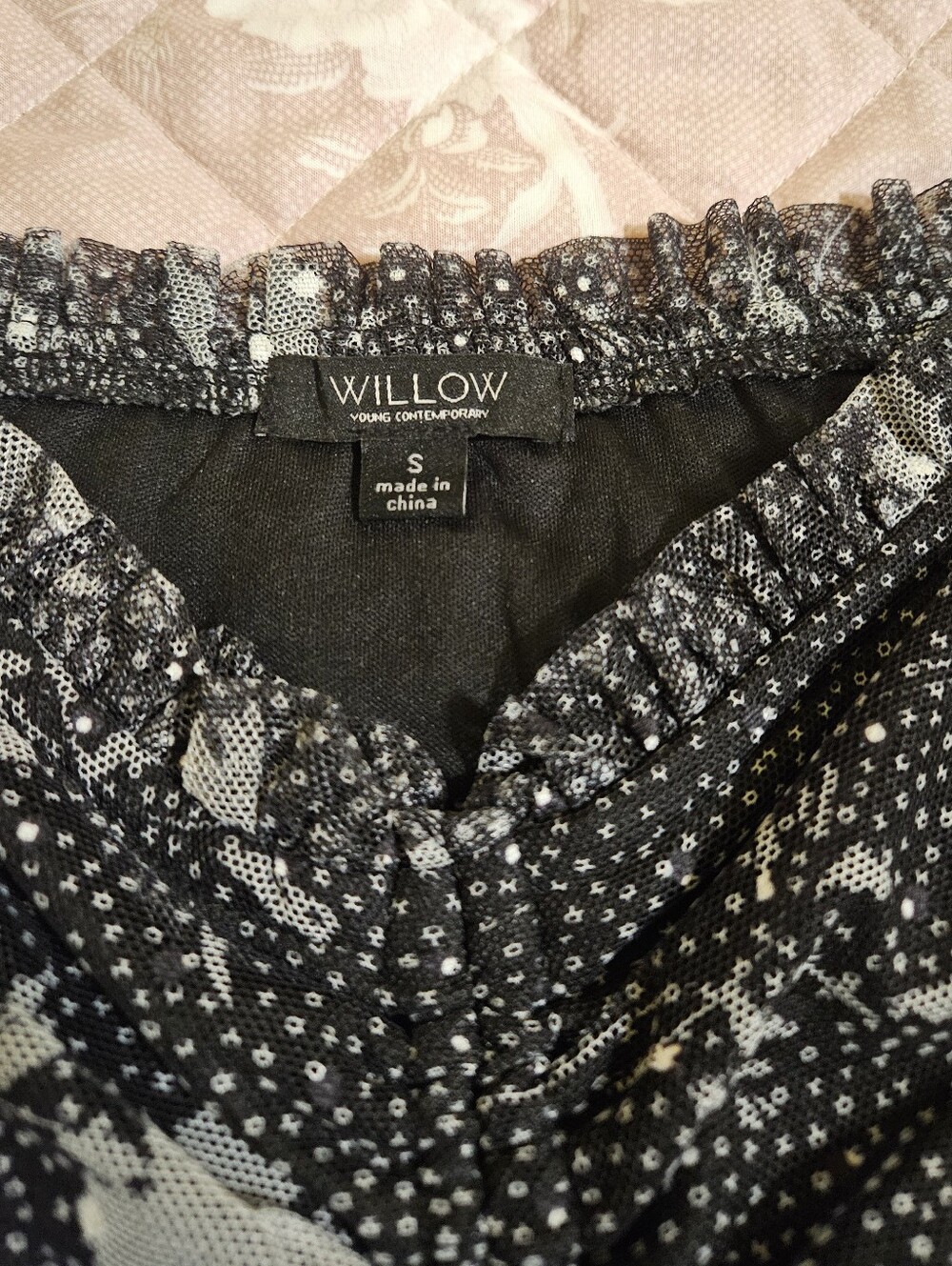 Black Floral Puff-Sleeve Crop Top - Picture 2 of 3
